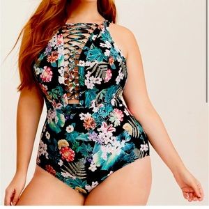 Torrid Black Tropical Floral Deep-V Lattice Wireless
One-Piece Swimsuit size 0